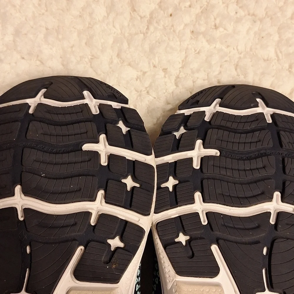 Womens Brooks blue vented sneakers size 8.5D